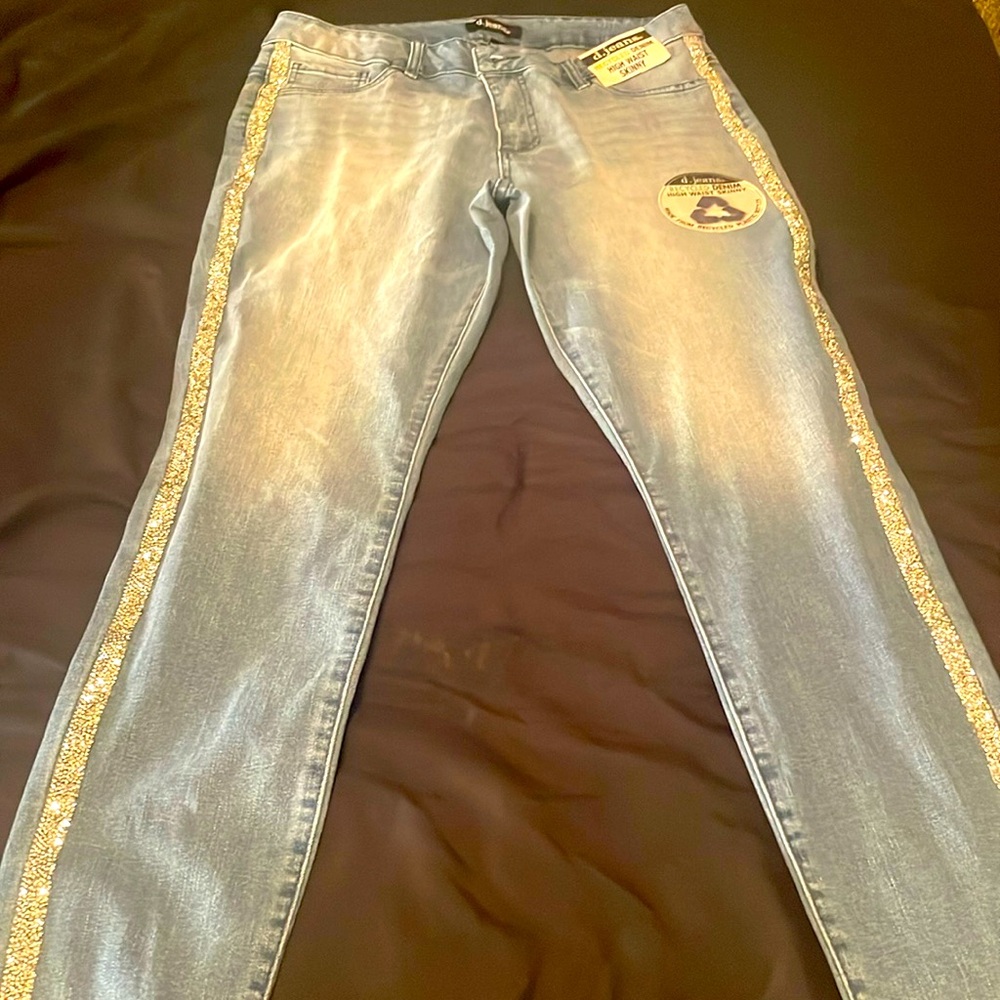 Women's rhinestone embellished D jeans.